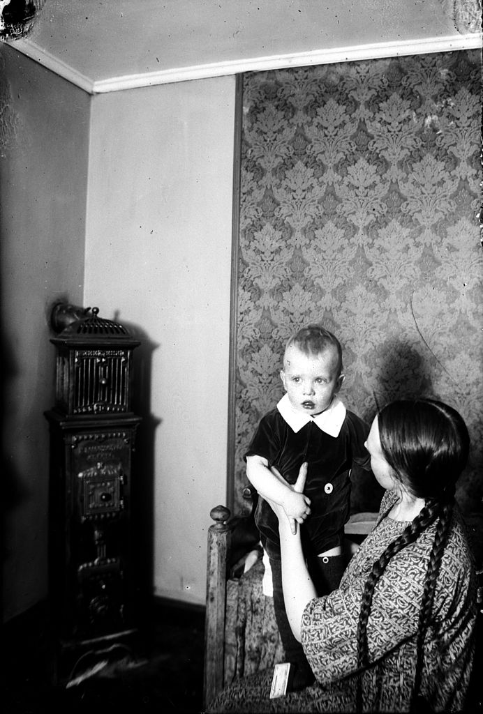 Kona með barn um 1920.