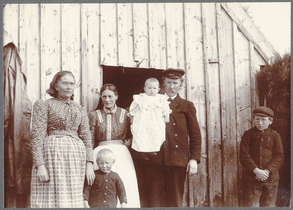 Hraungerði. Minister and his family. (Rev. Ólafur Sæmundsson with his wife & mother.)