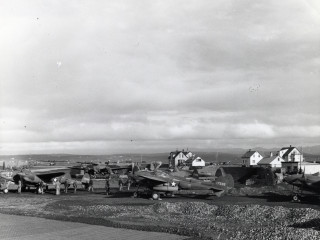 Bandarískar P-38 vélar taka eldsneyti á Íslandi sumarið 1942