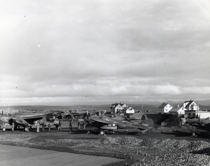 Bandarískar P-38 vélar taka eldsneyti á Íslandi sumarið 1942