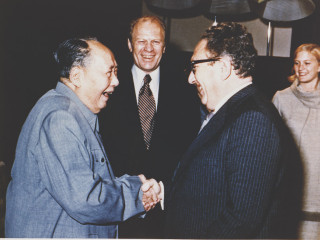 Maó og Kissinger, 1975