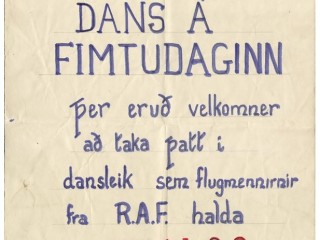 Boðsmiði á ball: „Þer eruð velkomner að taka þatt i dansleik R.A.F.“