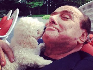 Nýjasta Instagram-stjarnan: Silvio Berlusconi knúsar hvolp