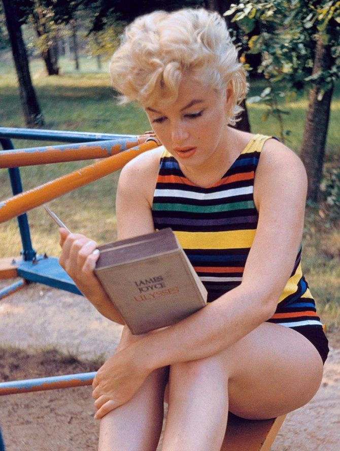 Marilyn Monroe les Ódysseif eftir James Joyce, 1955