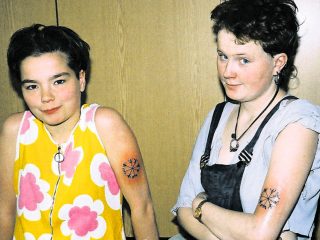Björk og Didda fá sér húðflúr, 1982