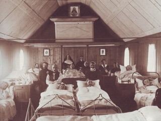 Rúmfastir sjúklingar í Landakoti, um 1900