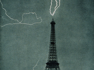 Eldingu slær niður í Eiffelturninn árið 1902
