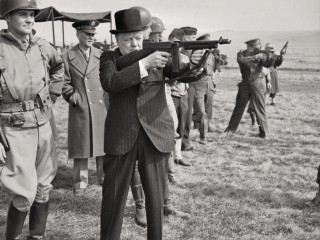 Winston Churchill með Thompson hríðskotabyssu